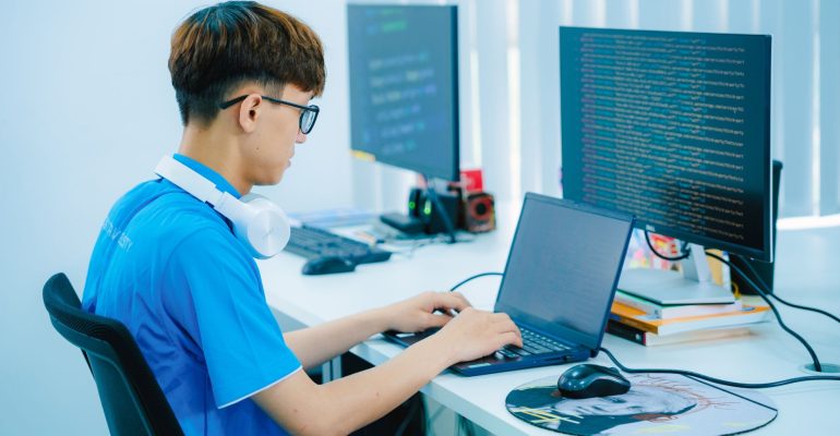 TRI TUE NHAN TAO CMC