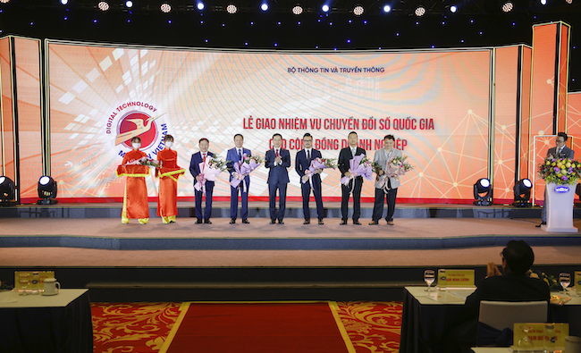 CMC “ghi danh đúp’’ tại top 10 Giải pháp và nền tảng công nghệ số Make in Viet Nam