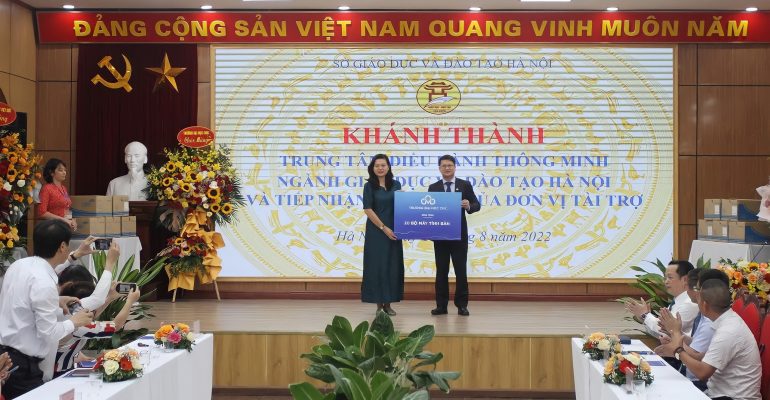 Trường Đại học CMC trao tặng 20 máy tính bàn tại Lễ khánh thành Trung tâm điều hành giáo dục thông minh thành phố Hà Nội