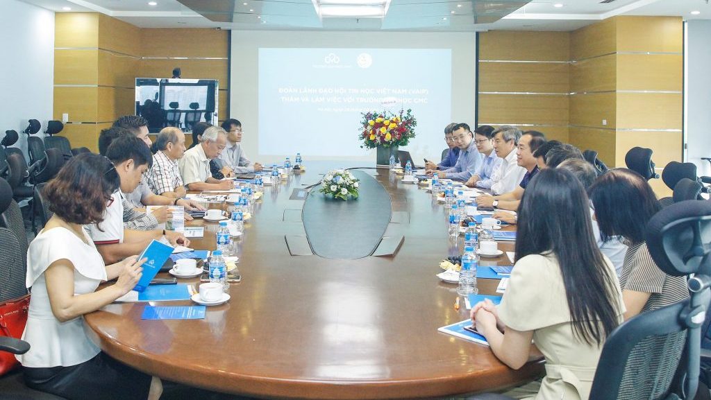 Đoàn lãnh đạo Hội Tin học Việt Nam đến thăm và làm việc với Trường Đại học CMC