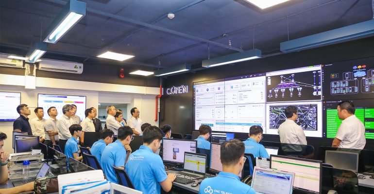 Bộ trưởng Nguyễn Kim Sơn và đoàn công tác thăm cơ sở vật chất của Trường Đại học CMC và Tập đoàn CMC.