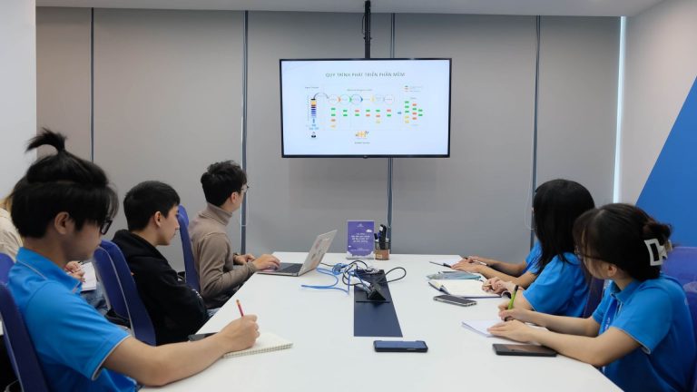 Sinh viên Trường Đại học CMC trải nghiệm môi trường doanh nghiệp ngay trên giảng đường