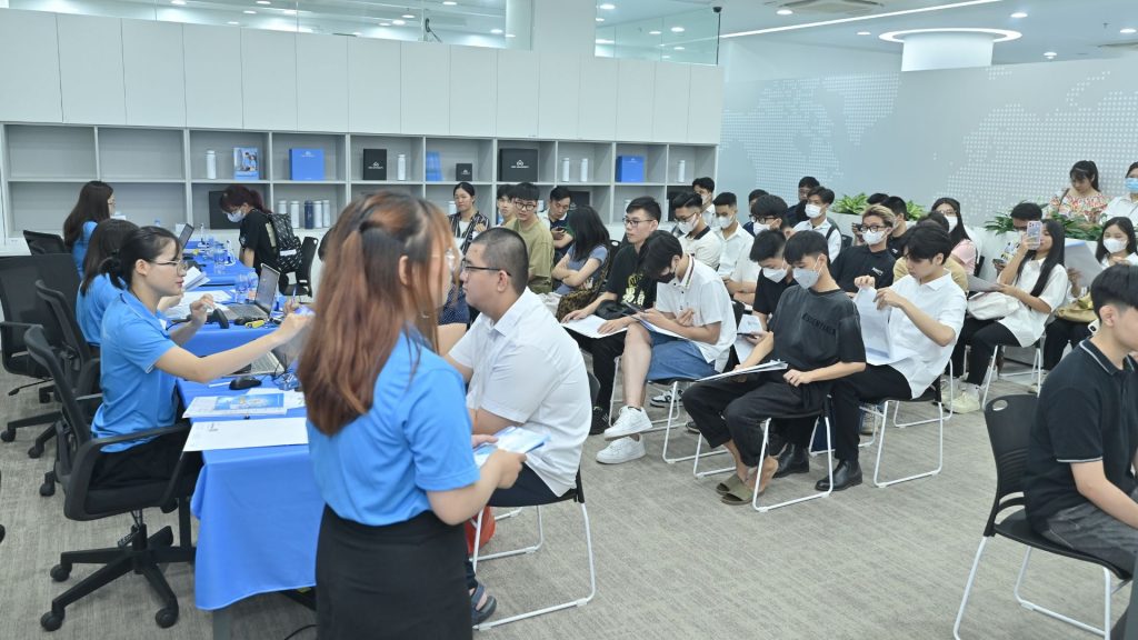 Tân sinh viên đổ về Trường Đại học CMC nhập học từ 4 giờ sáng