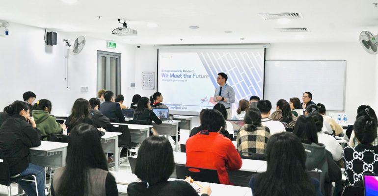 Sinh viên Khoa Kinh doanh & Quản lý tham gia trao đổi về chủ đề khởi nghiệp và đổi mới sáng tạo với giáo sư đến từ các trường đại học Hàn Quốc