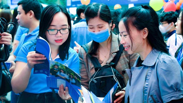 Đề thi Ngoại ngữ THPT 2025: Cấu trúc, cách tính điểm và các môn thi cụ thể