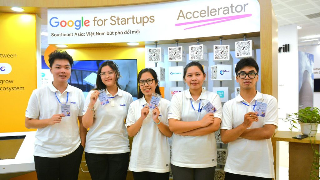 Trải nghiệm không gian công nghệ số với sinh viên Trường Đại học CMC tại Ngày hội Đổi mới sáng tạo Việt Nam 2024