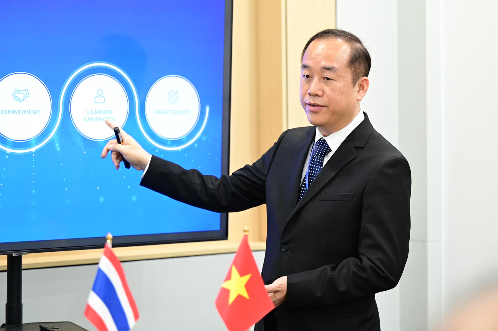 trường đại học cmc làm việc với đoàn doanh nhân Thái Lan ký MOU