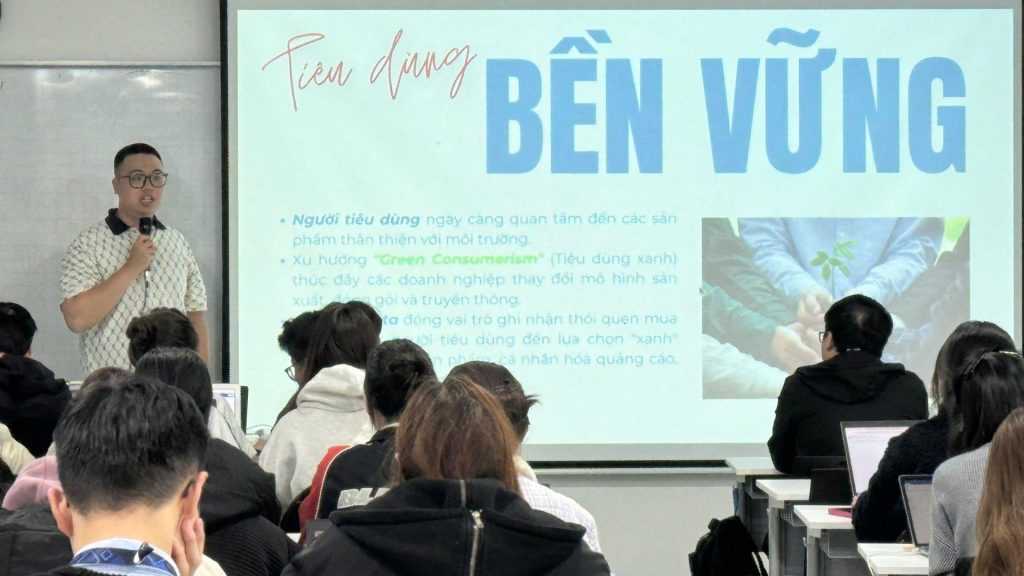 Vững lý thuyết – chắc thực hành: Sinh viên Trường Đại học CMC nắm bắt xu hướng tiêu dùng trực tuyến cùng lãnh đạo doanh nghiệp