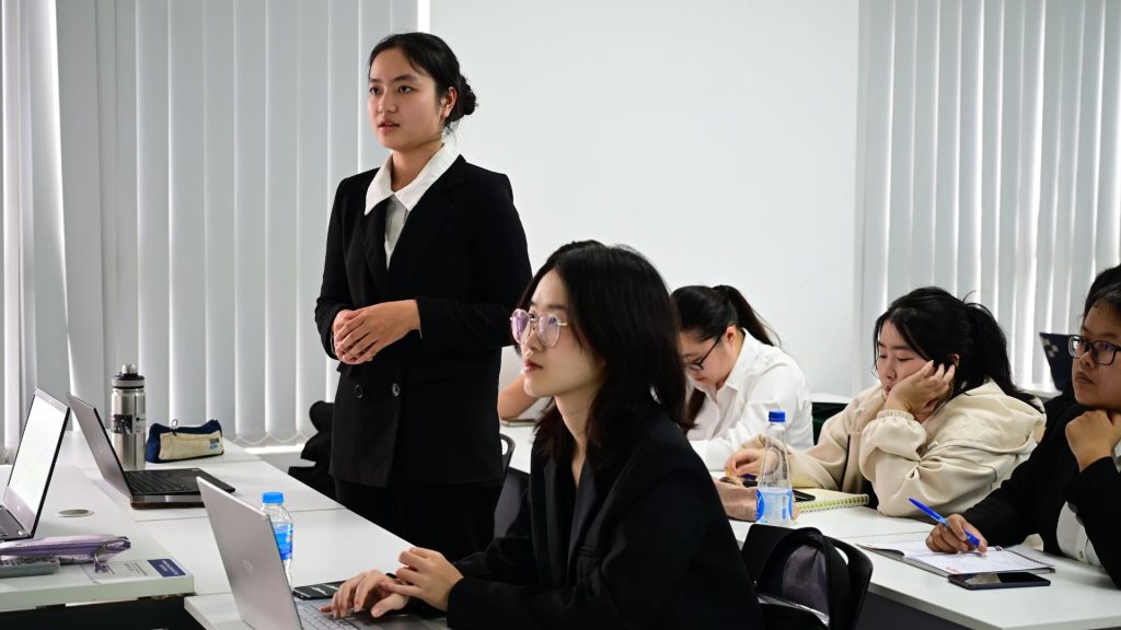 Sinh viên Trường Đại học CMC trao đổi với đại diện Trường Nhật ngữ Life JR, nắm bắt cơ hội việc làm tiềm năng tại Okinawa, Nhật Bản