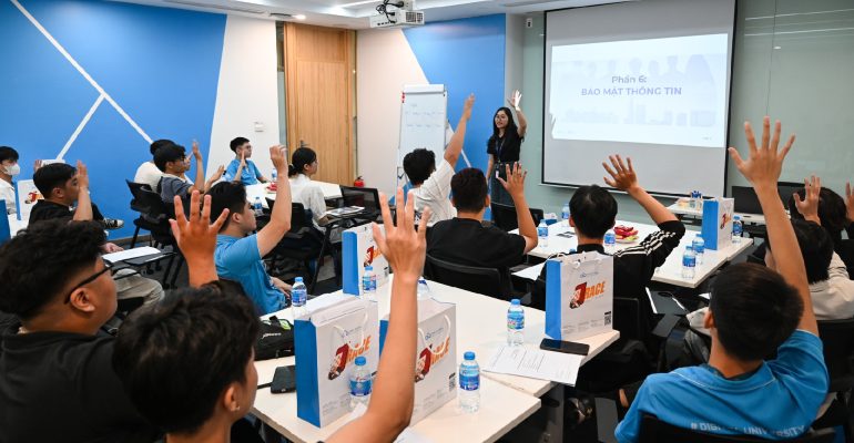 CMC ho tro hoc tap dong hanh cung sinh vien phat trien toan dien