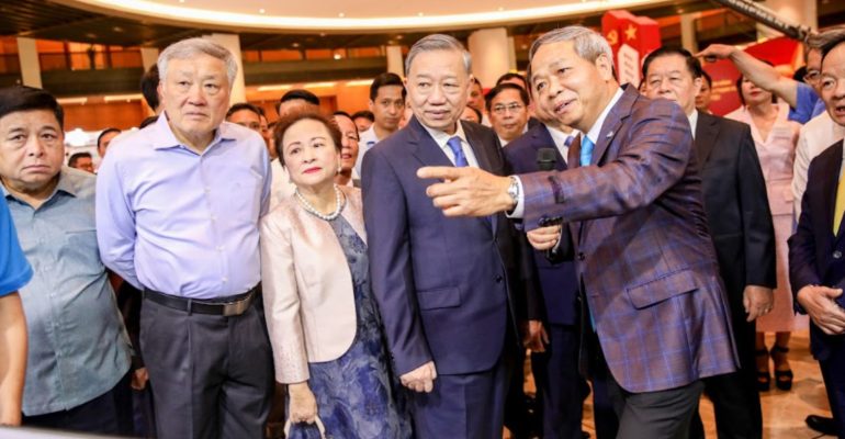 ẢNH THUMB Chủ tịch CMC Nguyễn Trung Chính báo cáo với Tổng Bí thư Tô Lâm về Hệ sinh thái mở C.OpenAI cùng 2 nhiệm vụ quốc gia CLS & CMC Cloud.