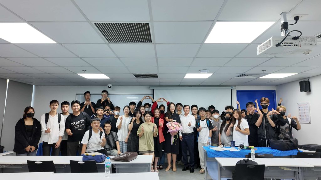 Nâng cao năng lực cạnh tranh toàn cầu với chủ đề “Cultural Awareness” cùng Giám đốc Marketing Ngân hàng Woori Bank Việt Nam