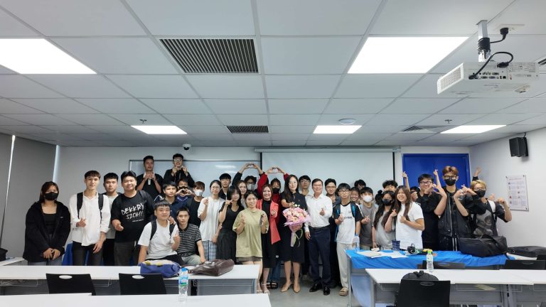 Nâng cao năng lực cạnh tranh toàn cầu với chủ đề “Cultural Awareness” cùng Giám đốc Marketing Ngân hàng Woori Bank Việt Nam