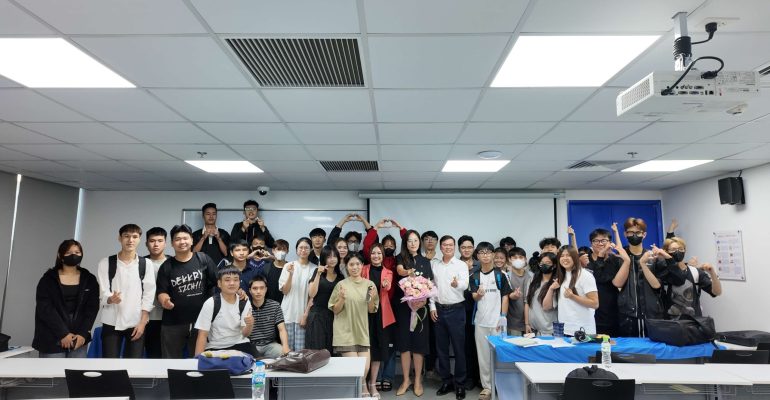 Nâng cao năng lực cạnh tranh toàn cầu với chủ đề Cultural Awareness cùng Giám đốc Marketing Ngân hàng Woori Bank Việt Nam
