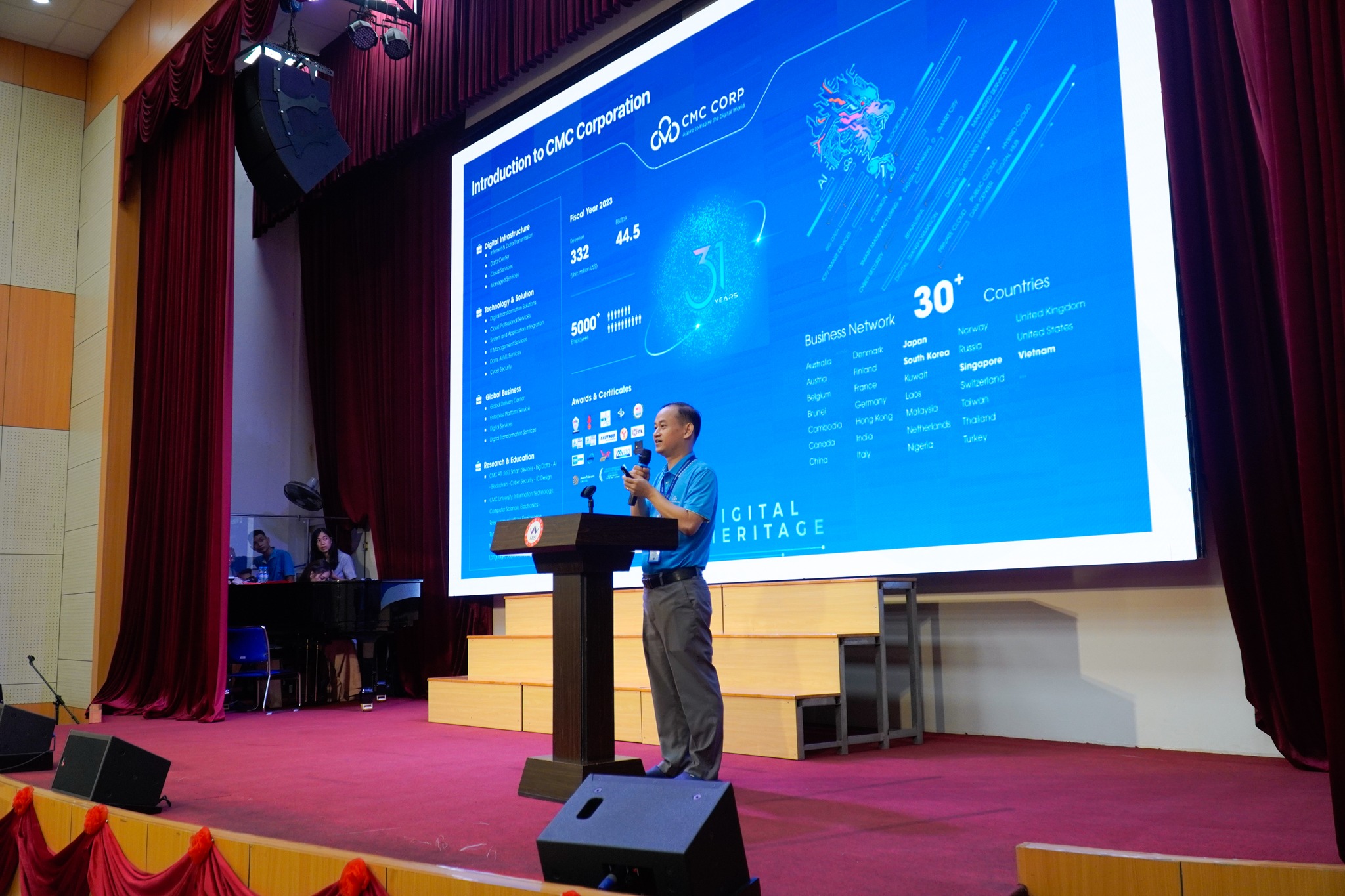 Chương trình Gặp mặt và định hướng đầu khóa cho Tân sinh viên Khóa 4 Trường Đại học CMC