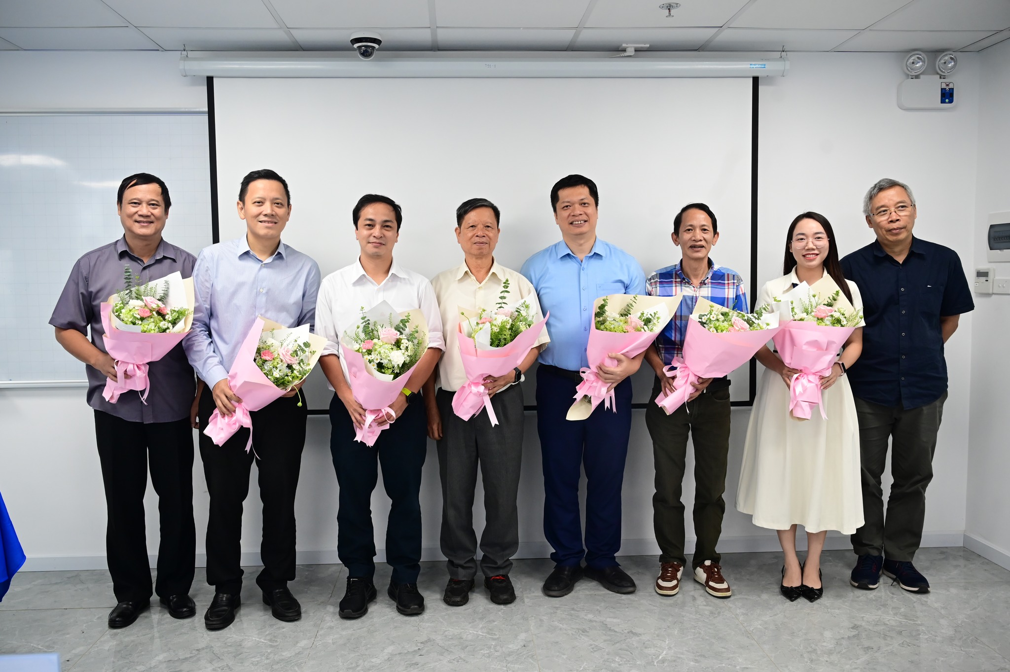 Đại diện Khoa Đại cương Trường Đại học CMC tặng hoa cho các vị diễn giả tham gia sự kiện