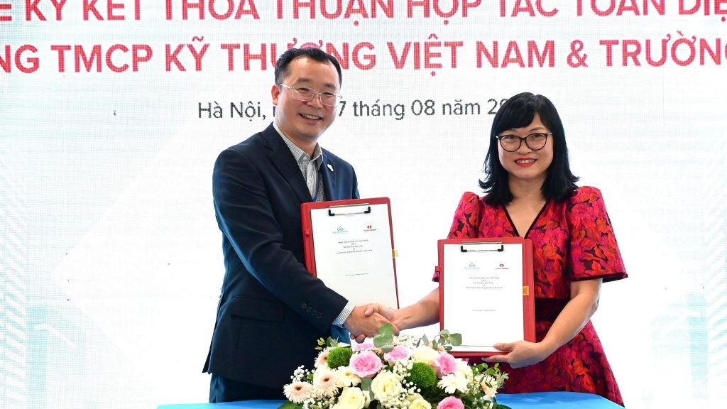 Lễ ký kết Biên bản ghi nhớ hợp tác toàn diện giữa Trường Đại học CMC và Ngân hàng TMCP Kỹ Thương Việt Nam (Techcombank): Cam kết đồng hành và trao giá trị bền vững cho sinh viên