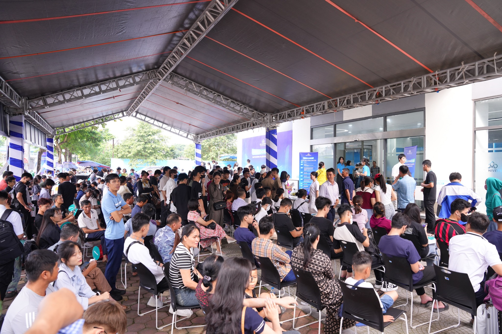 Mùa nhập học đầy cảm xúc của tân sinh viên K4 tại Trường Đại học CMC, sẵn sàng bứt phá trong kỷ nguyên AI