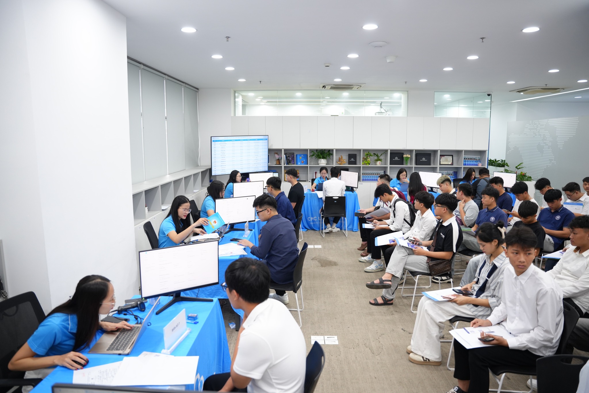 Mùa nhập học đầy cảm xúc của tân sinh viên K4 tại Trường Đại học CMC, sẵn sàng bứt phá trong kỷ nguyên AI