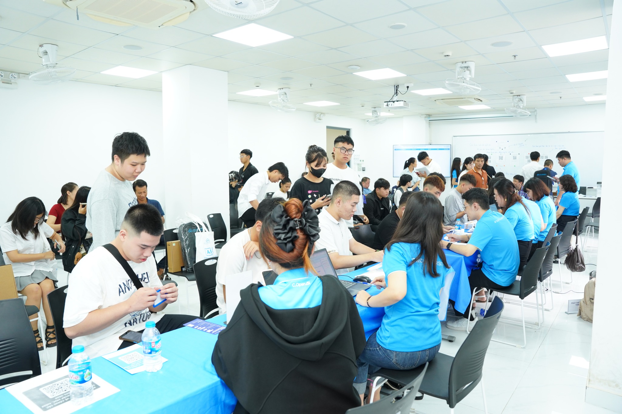 Mùa nhập học đầy cảm xúc của tân sinh viên K4 tại Trường Đại học CMC, sẵn sàng bứt phá trong kỷ nguyên AI