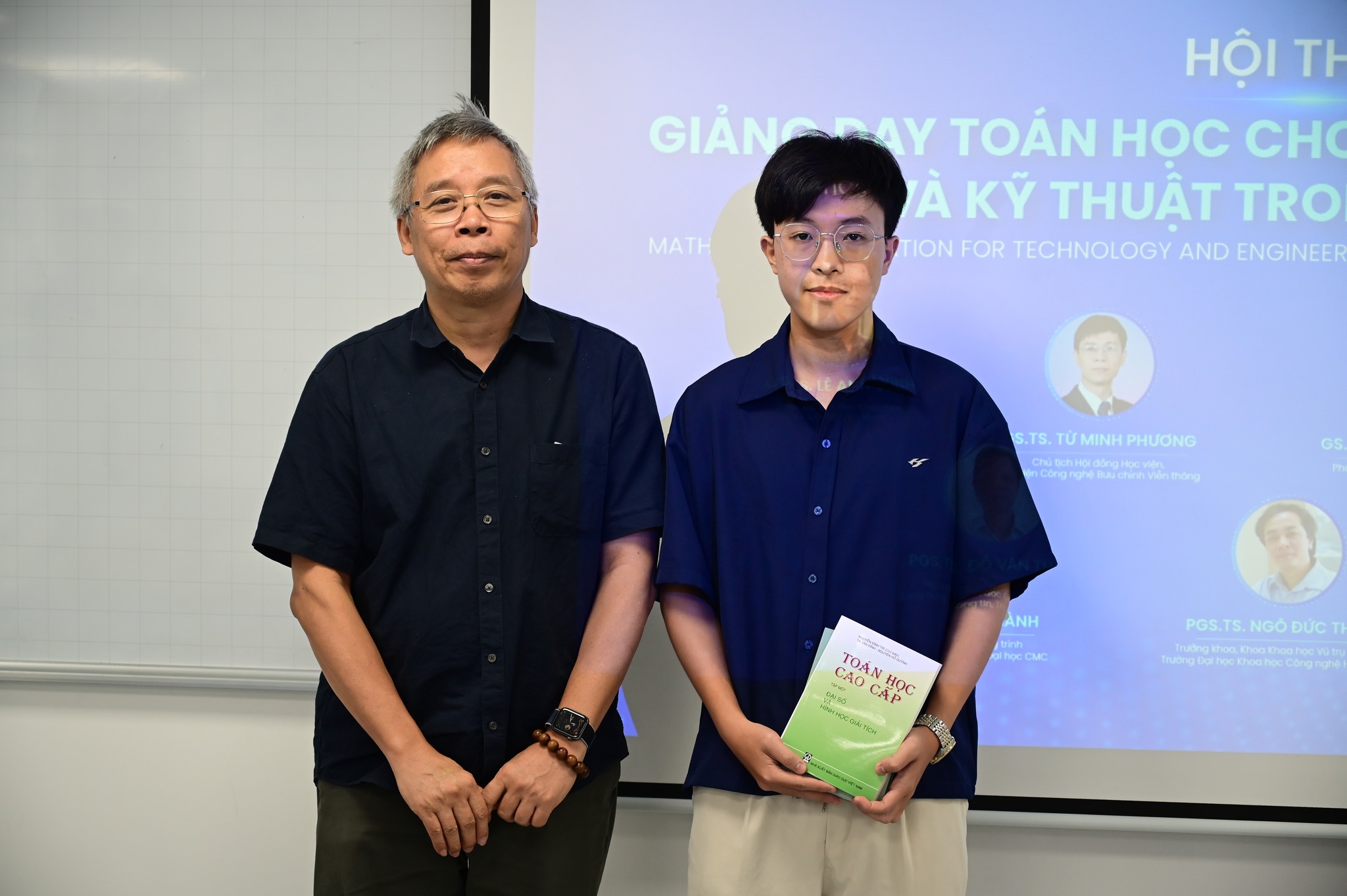 PGS.TS. Nguyễn Việt Dũng trao tặng bộ sách Toán cho Tân thủ khoa Khóa 4 Nguyễn Lê Hoàng