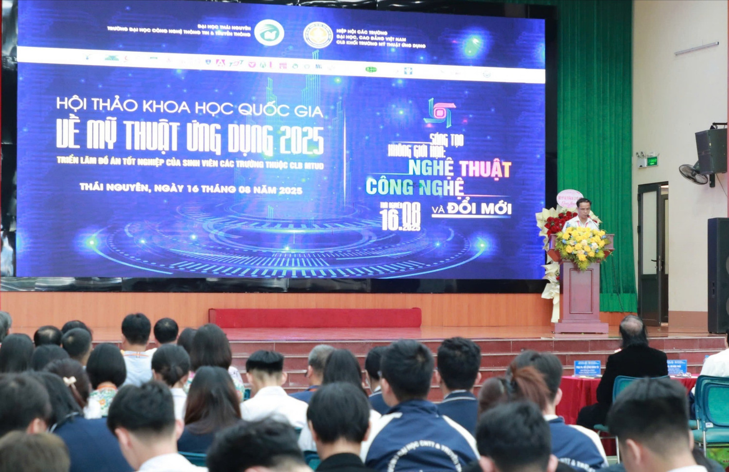 Thầy và trò Trường Đại học CMC ghi dấu ấn tại Hội thảo Khoa học Quốc gia về Mỹ thuật Ứng dụng 2025