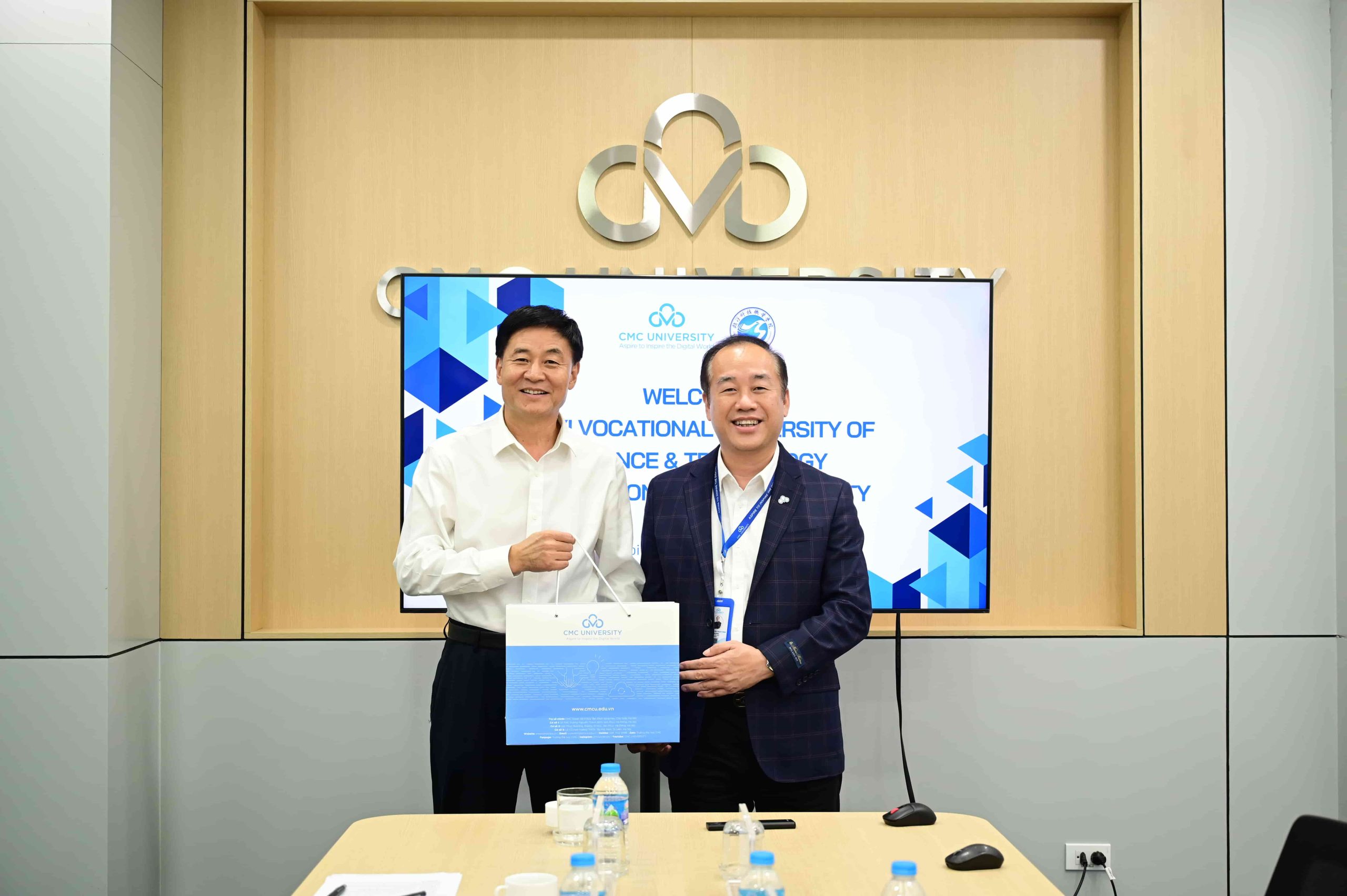 Trường Đại học CMC đón tiếp và làm việc với Trường Đại học Khoa học và Công nghệ Lâm Nghi, Trung Quốc