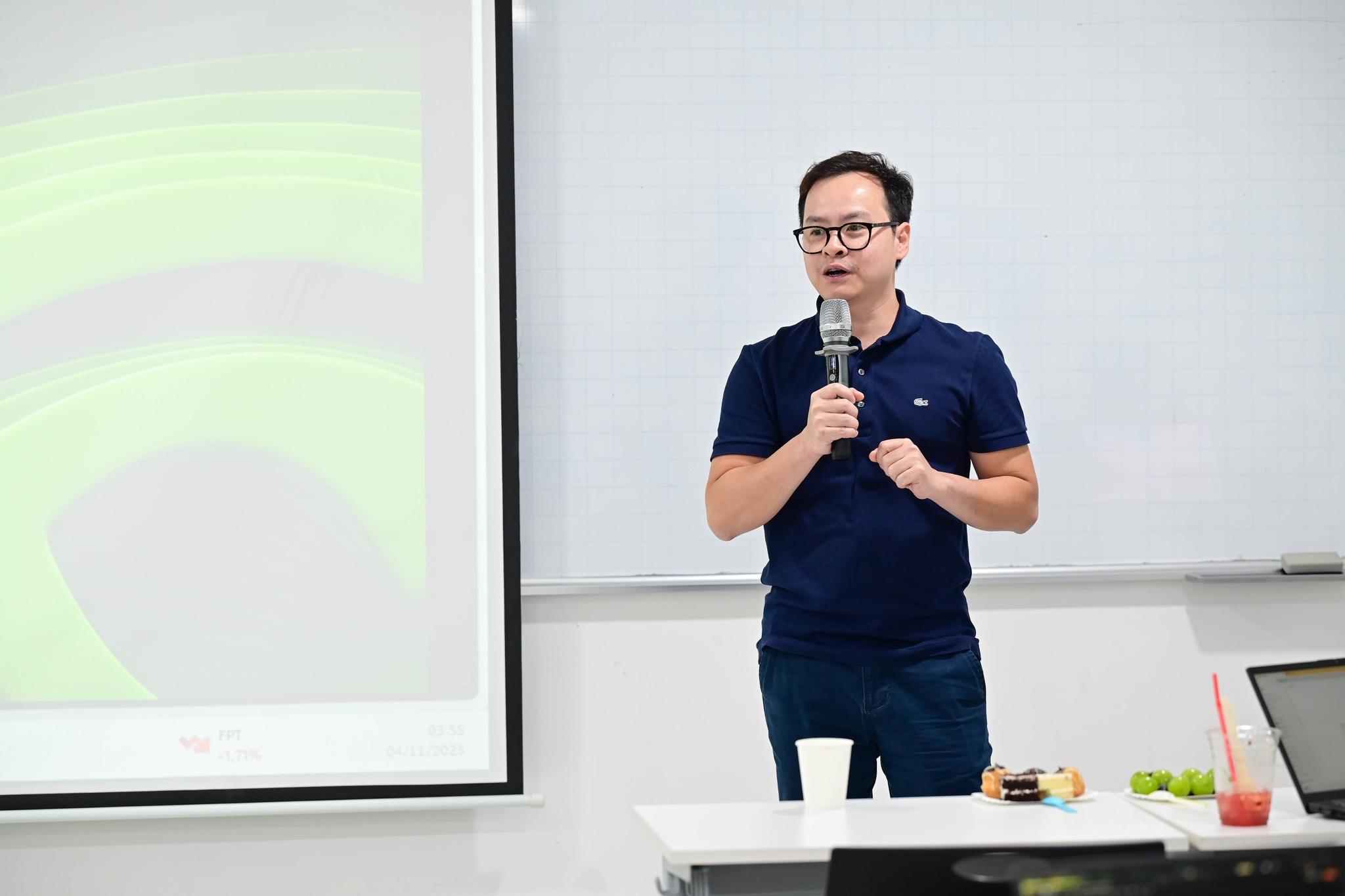 Khởi động series workshop AI: Sinh viên Trường Đại học CMC “làm chủ” mô hình LLMs cùng chuyên gia quốc tế