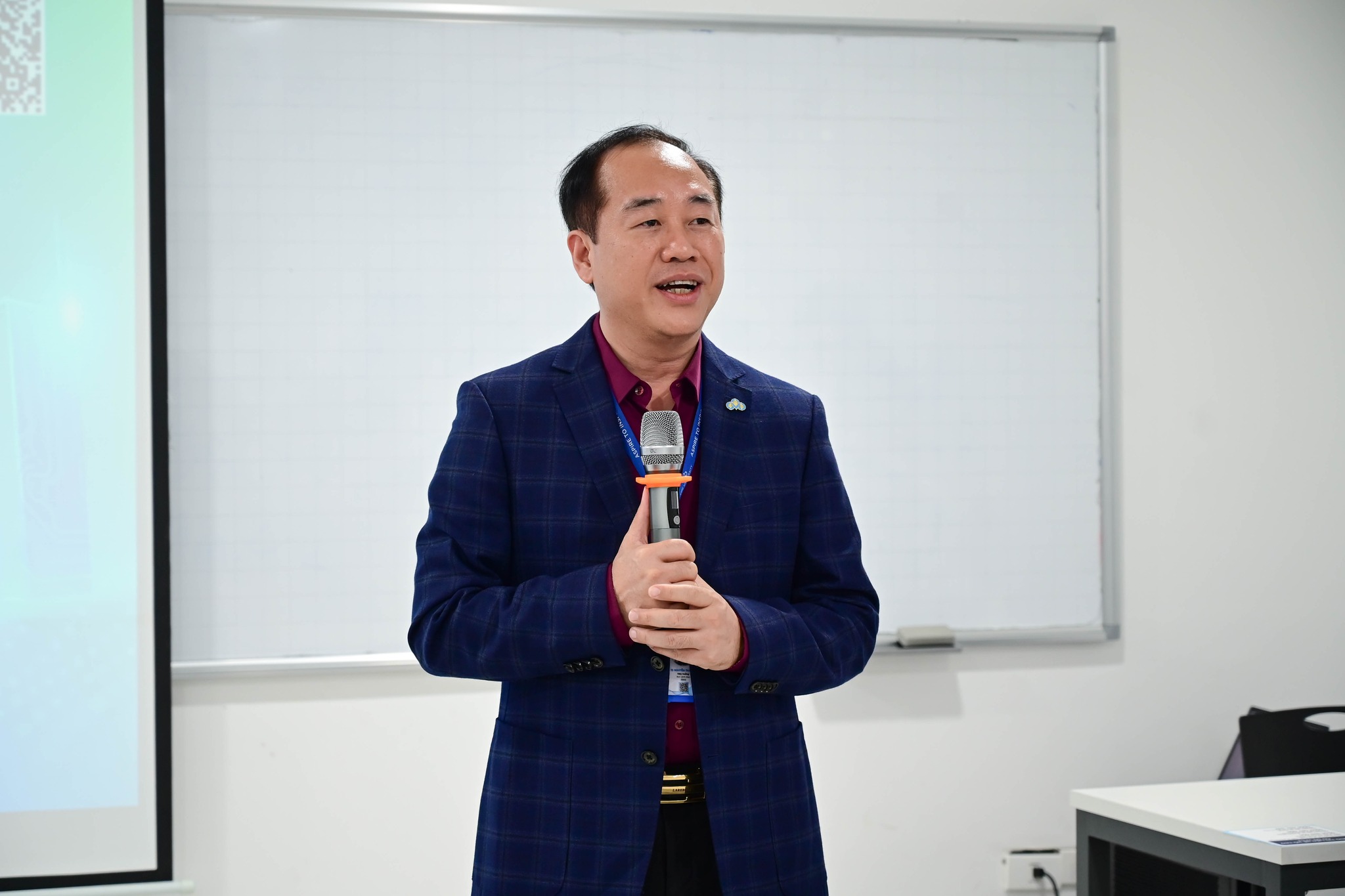 Khởi động series workshop AI: Sinh viên Trường Đại học CMC “làm chủ” mô hình LLMs cùng chuyên gia quốc tế