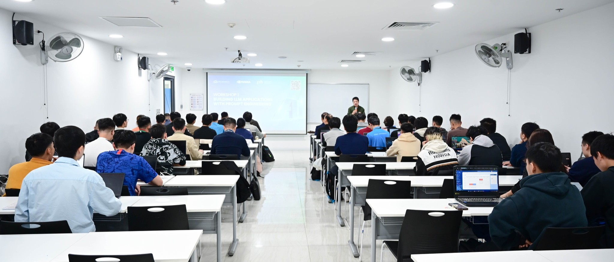 Khởi động series workshop AI: Sinh viên Trường Đại học CMC “làm chủ” mô hình LLMs cùng chuyên gia quốc tế