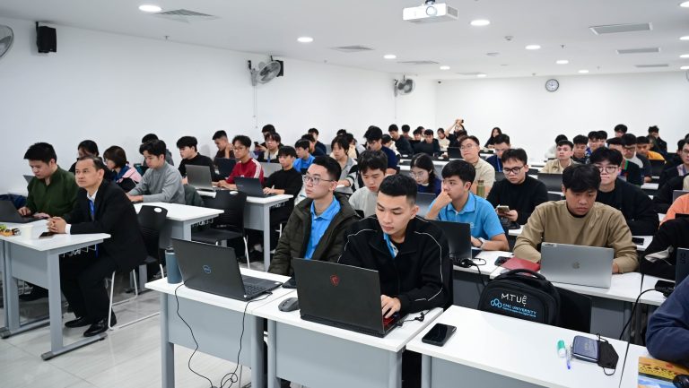 Khởi động series workshop AI: Sinh viên Trường Đại học CMC “làm chủ” mô hình LLMs cùng chuyên gia quốc tế