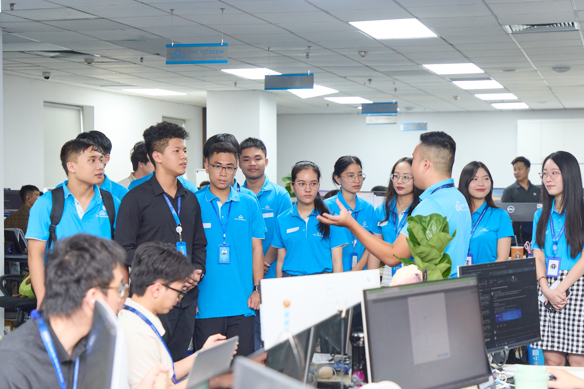 Company Tour sinh viên Trường Đại học CMC tham quan và trải nghiệm thực tế tại CMC Telecom