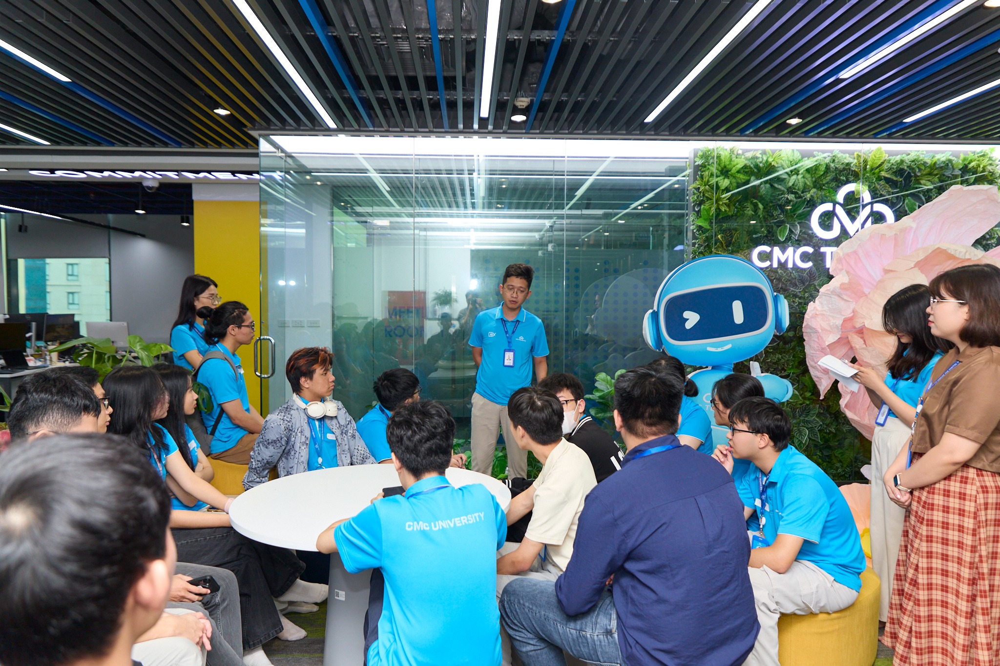 Company Tour sinh viên Trường Đại học CMC tham quan và trải nghiệm thực tế tại CMC Telecom