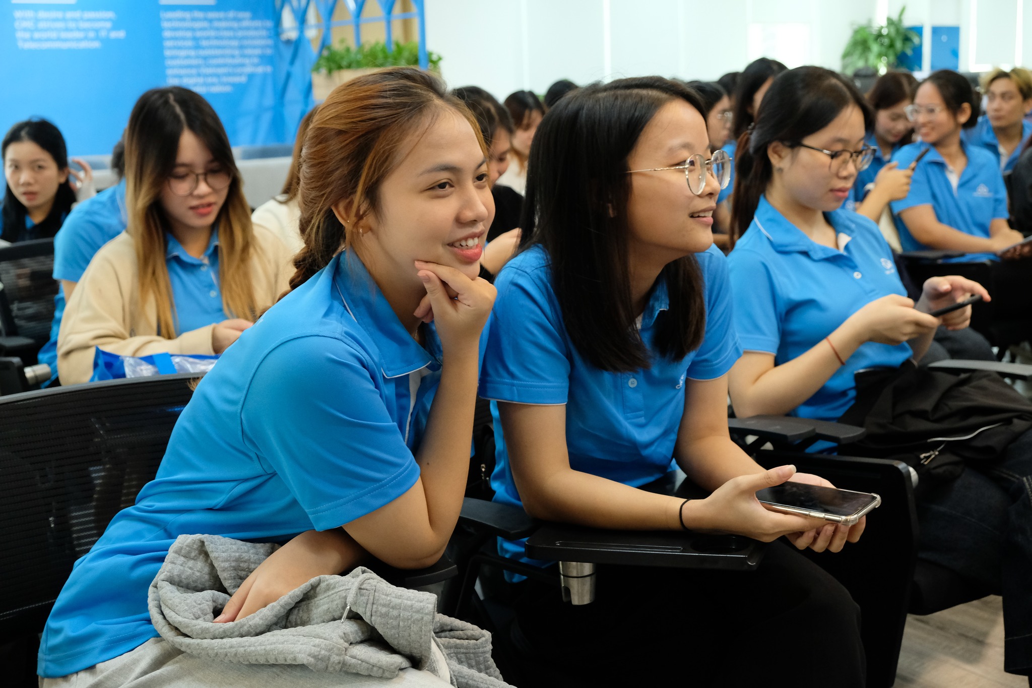 sinh viên Ngôn ngữ Hàn Quốc Trường Đại học CMC Company Tour tại CMC Global