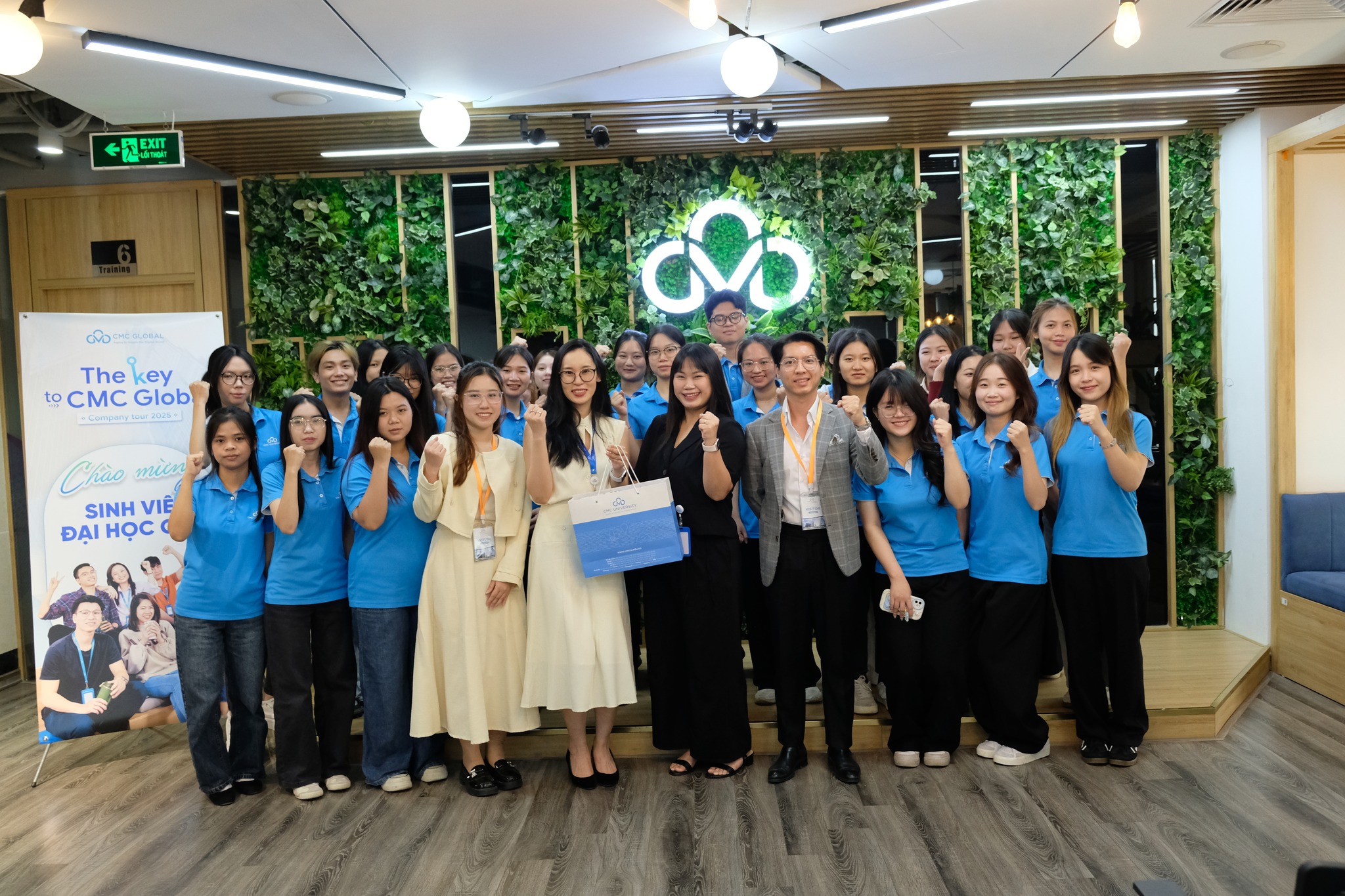 sinh viên Ngôn ngữ Hàn Quốc Trường Đại học CMC Company Tour tại CMC Global