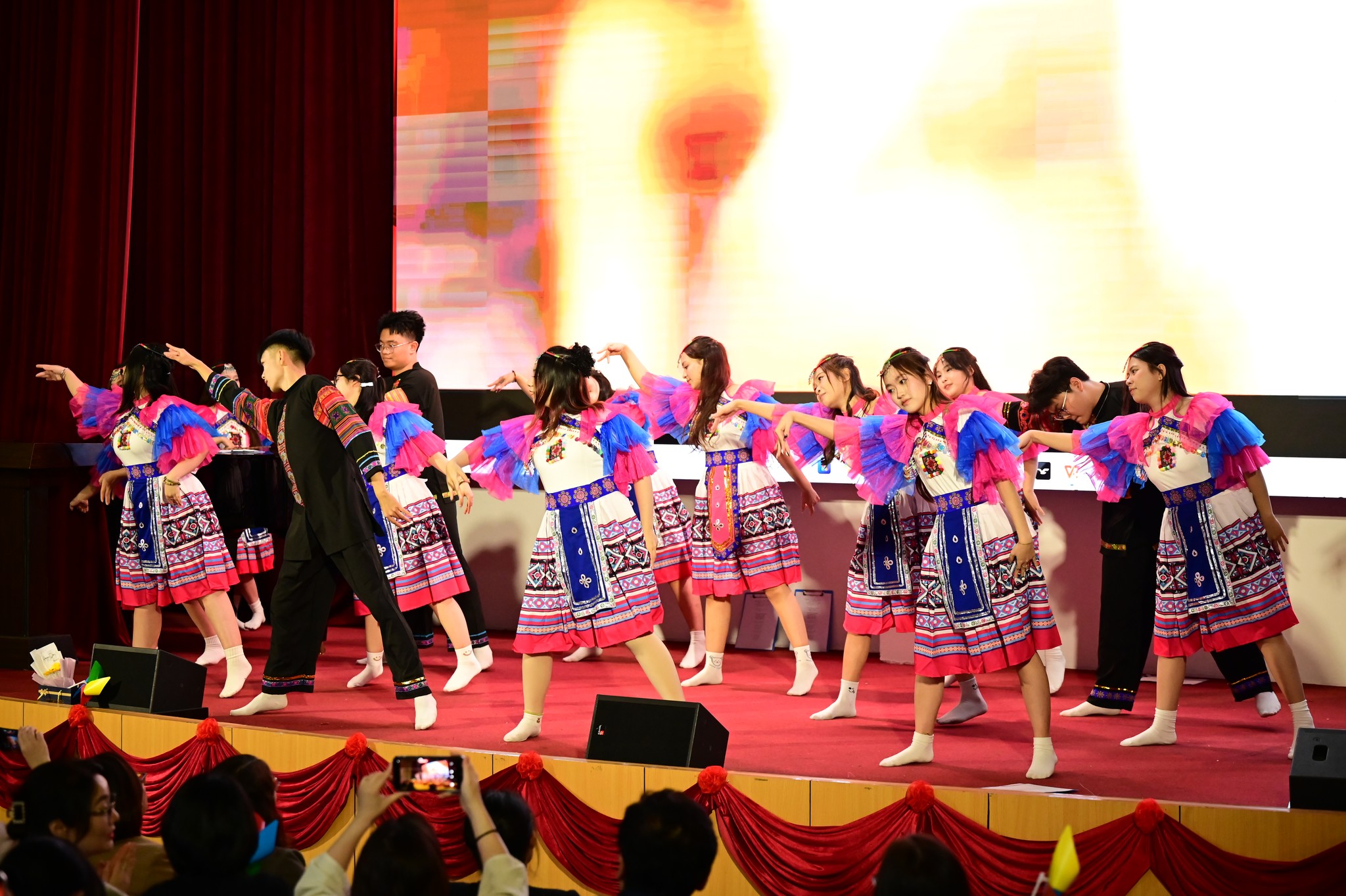 sự kiện sinh viên Khoa Ngôn ngữ chào mừng Ngày Nhà giáo Việt Nam 20.11