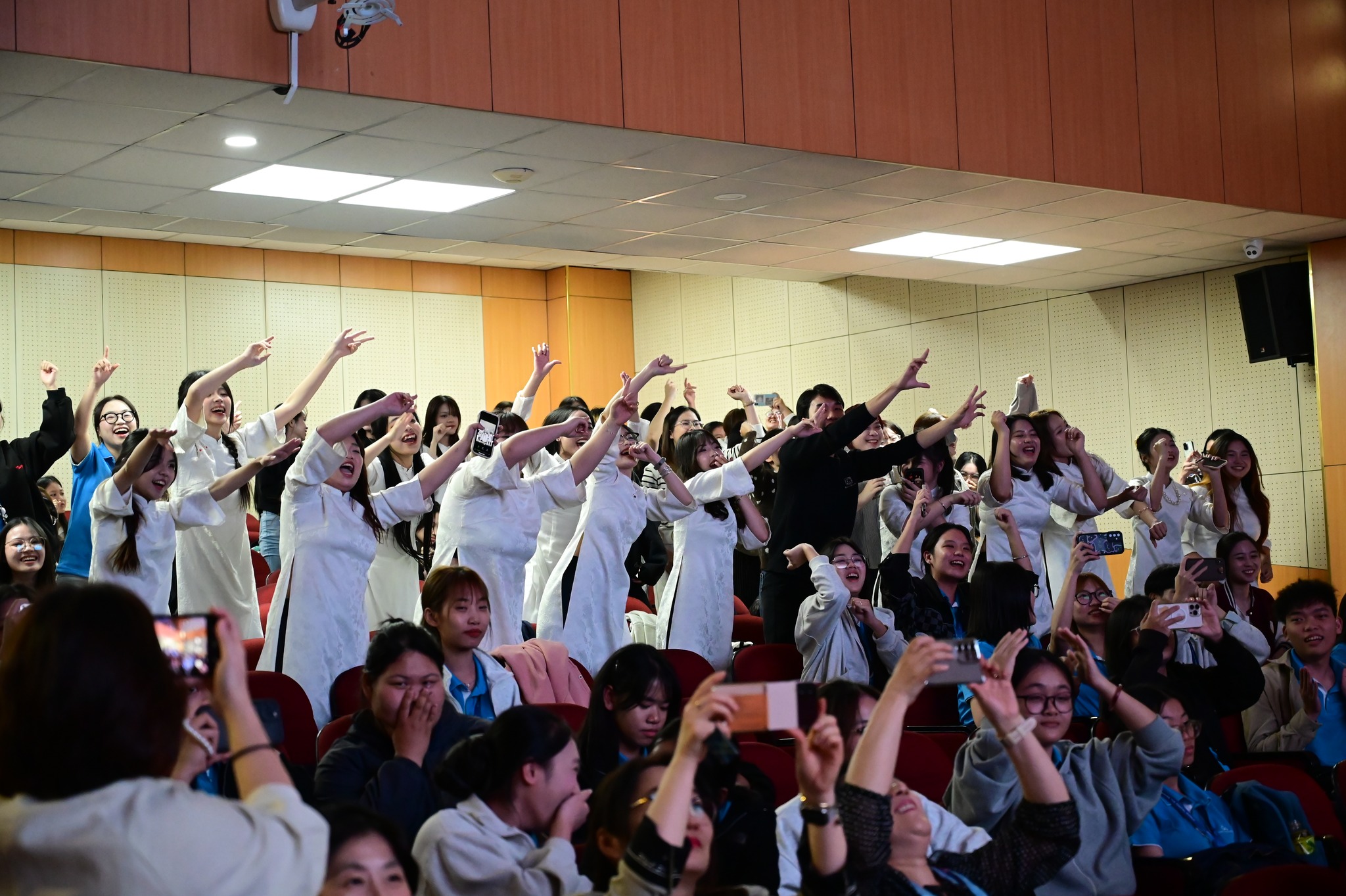 sự kiện sinh viên Khoa Ngôn ngữ chào mừng Ngày Nhà giáo Việt Nam 20.11