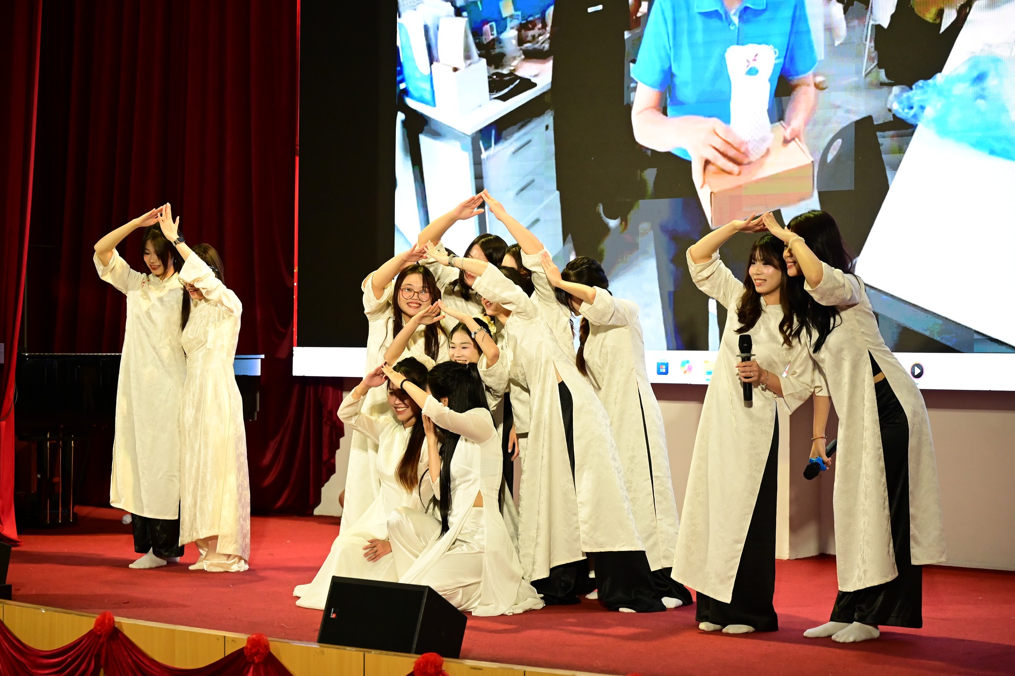 sự kiện sinh viên Khoa Ngôn ngữ chào mừng Ngày Nhà giáo Việt Nam 20.11