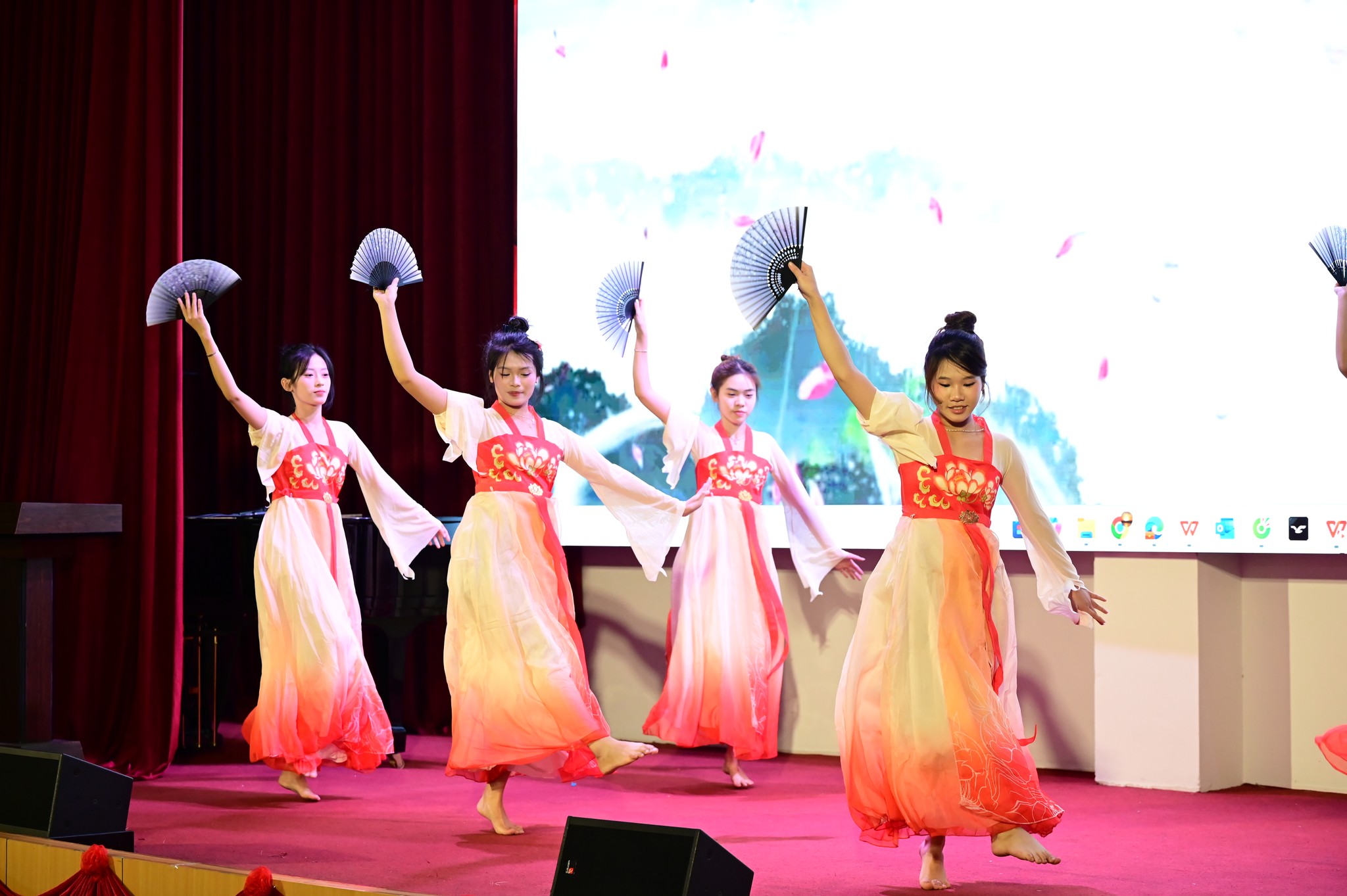 sự kiện sinh viên Khoa Ngôn ngữ chào mừng Ngày Nhà giáo Việt Nam 20.11