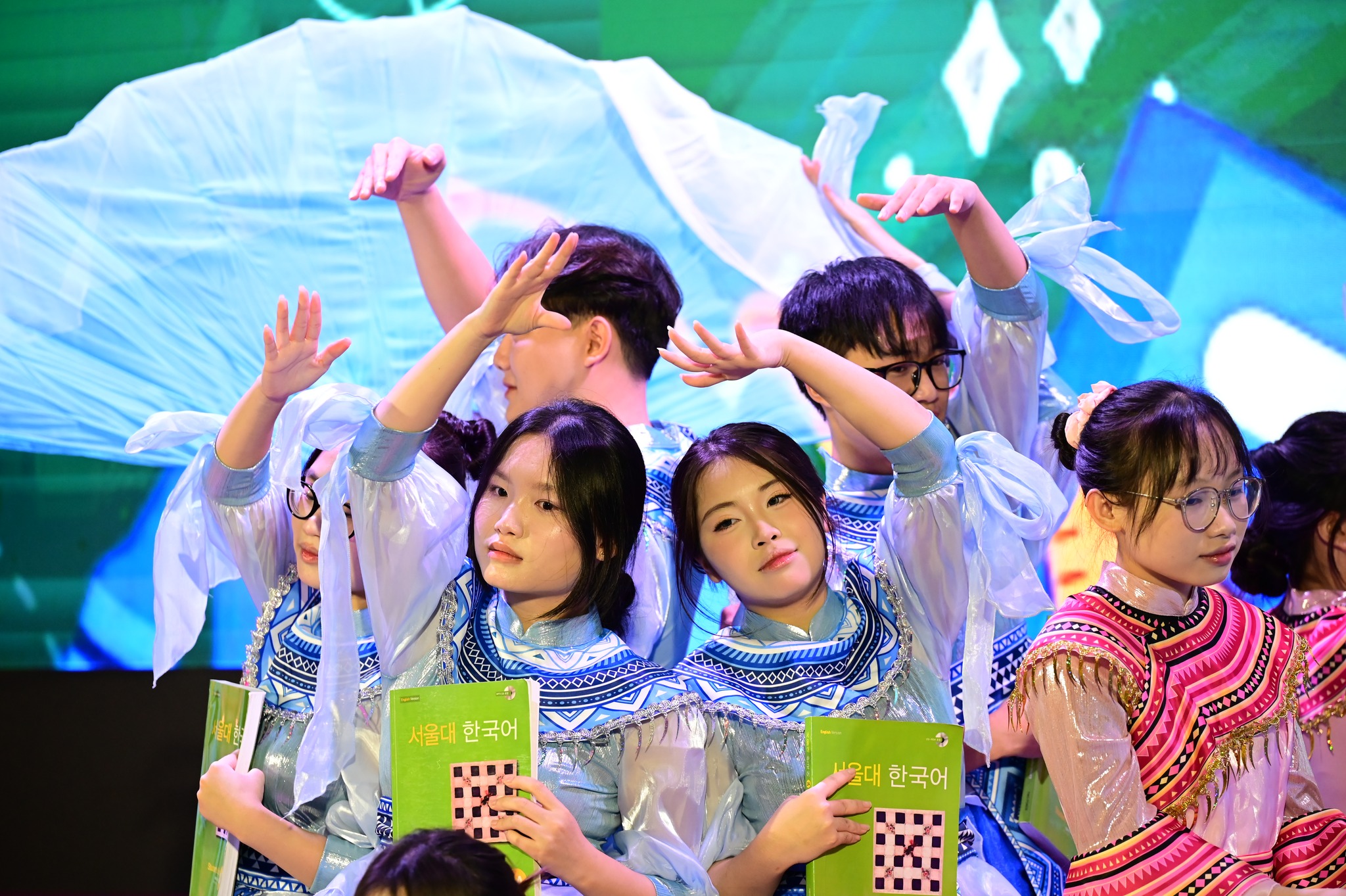 sự kiện sinh viên Khoa Ngôn ngữ chào mừng Ngày Nhà giáo Việt Nam 20.11