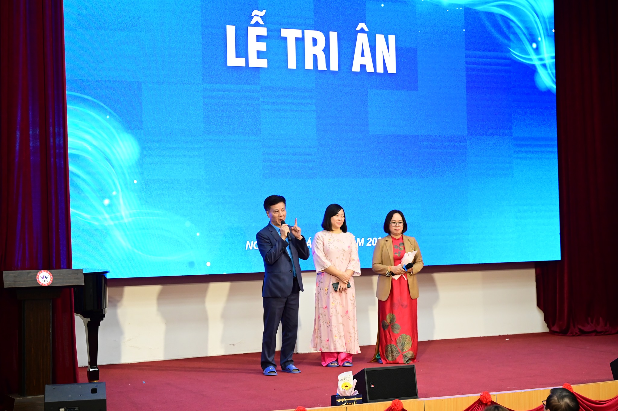 sự kiện sinh viên Khoa Ngôn ngữ chào mừng Ngày Nhà giáo Việt Nam 20.11