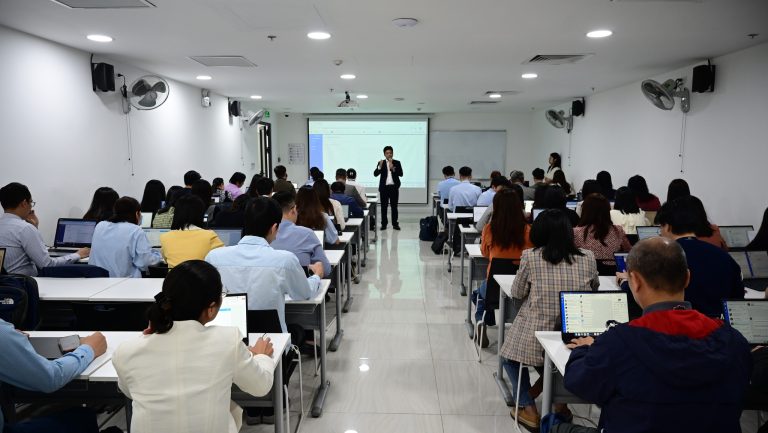 Sinh viên học chủ động hơn – Giảng dạy hiệu quả hơn: Trường Đại học CMC triển khai mô hình Lớp học đảo ngược kết hợp Trợ giảng AI