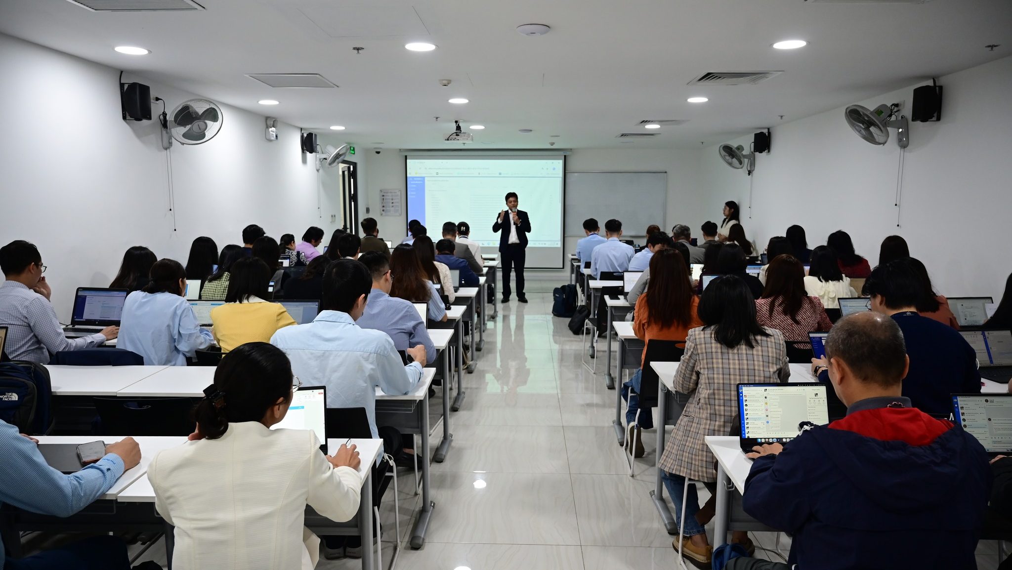 tập huấn Giảng dạy theo mô hình lớp học đảo ngược (Flipped Classroom) kết hợp Trợ giảng AI