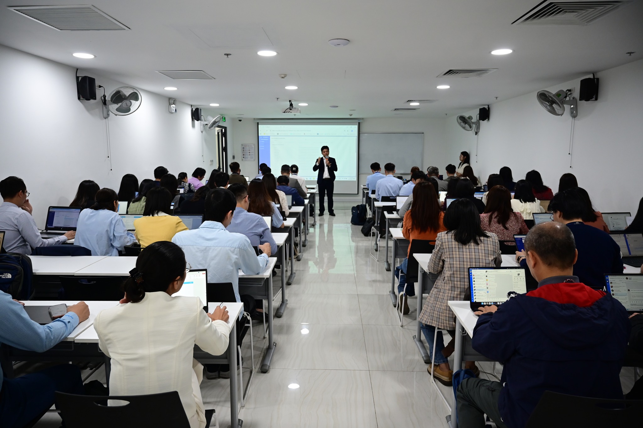 tập huấn Giảng dạy theo mô hình lớp học đảo ngược (Flipped Classroom) kết hợp Trợ giảng AI