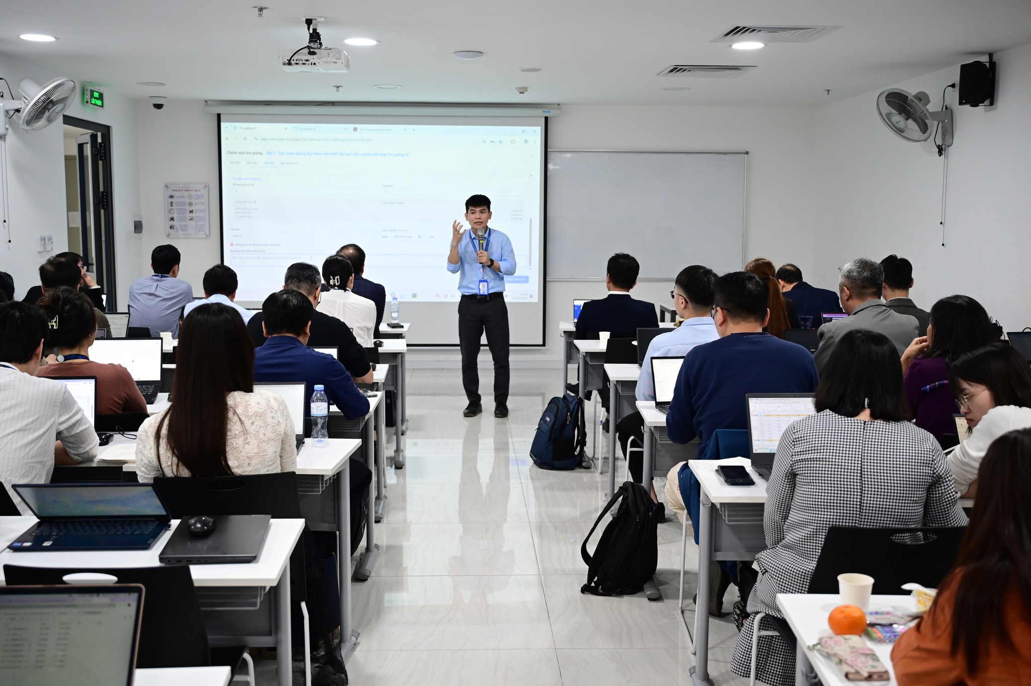 tập huấn Giảng dạy theo mô hình lớp học đảo ngược (Flipped Classroom) kết hợp Trợ giảng AI