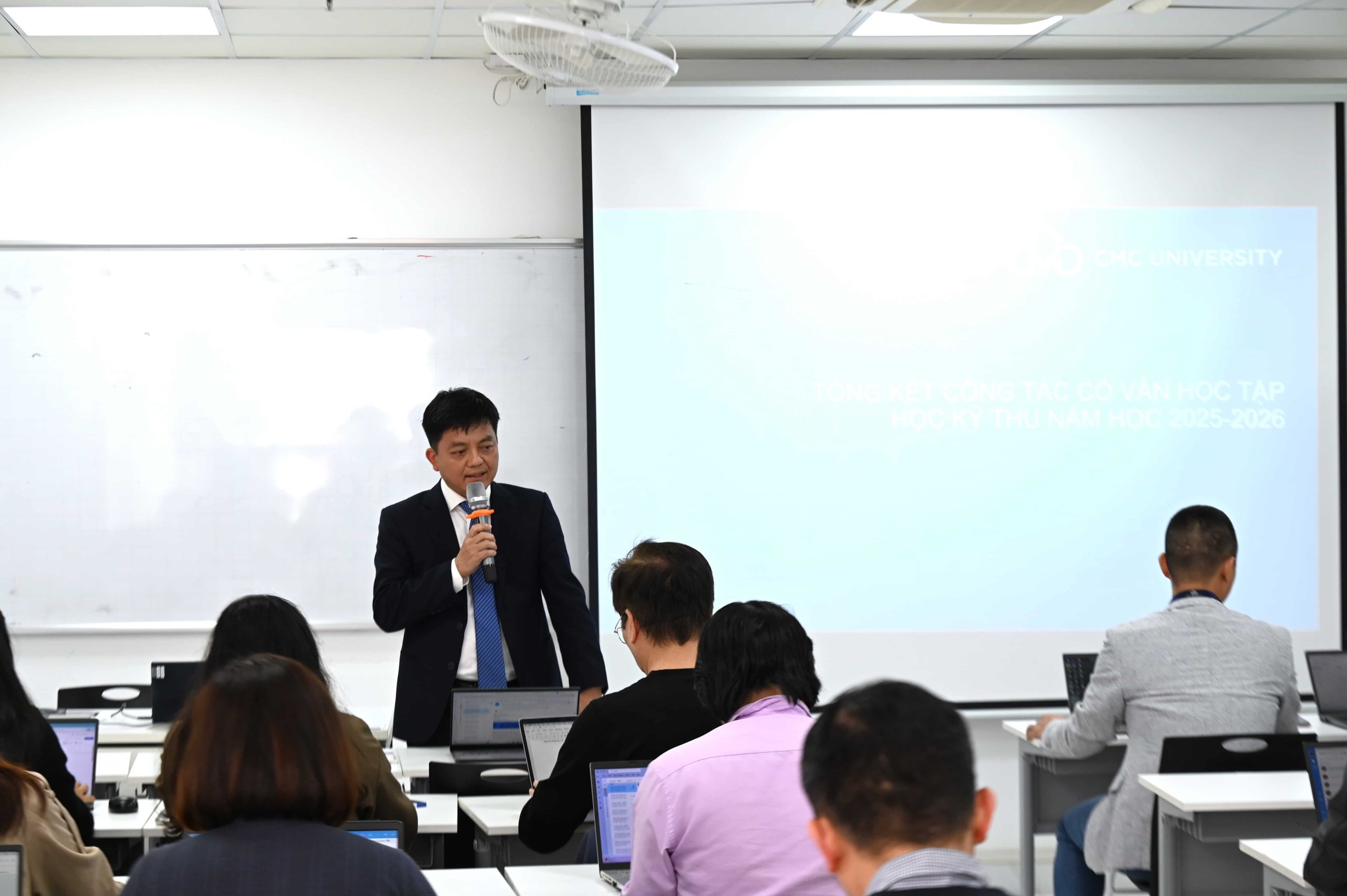 Trường Đại học CMC đã tổ chức Hội nghị Tổng kết công tác cố vấn học tập học kỳ Thu năm học 2025 - 2026