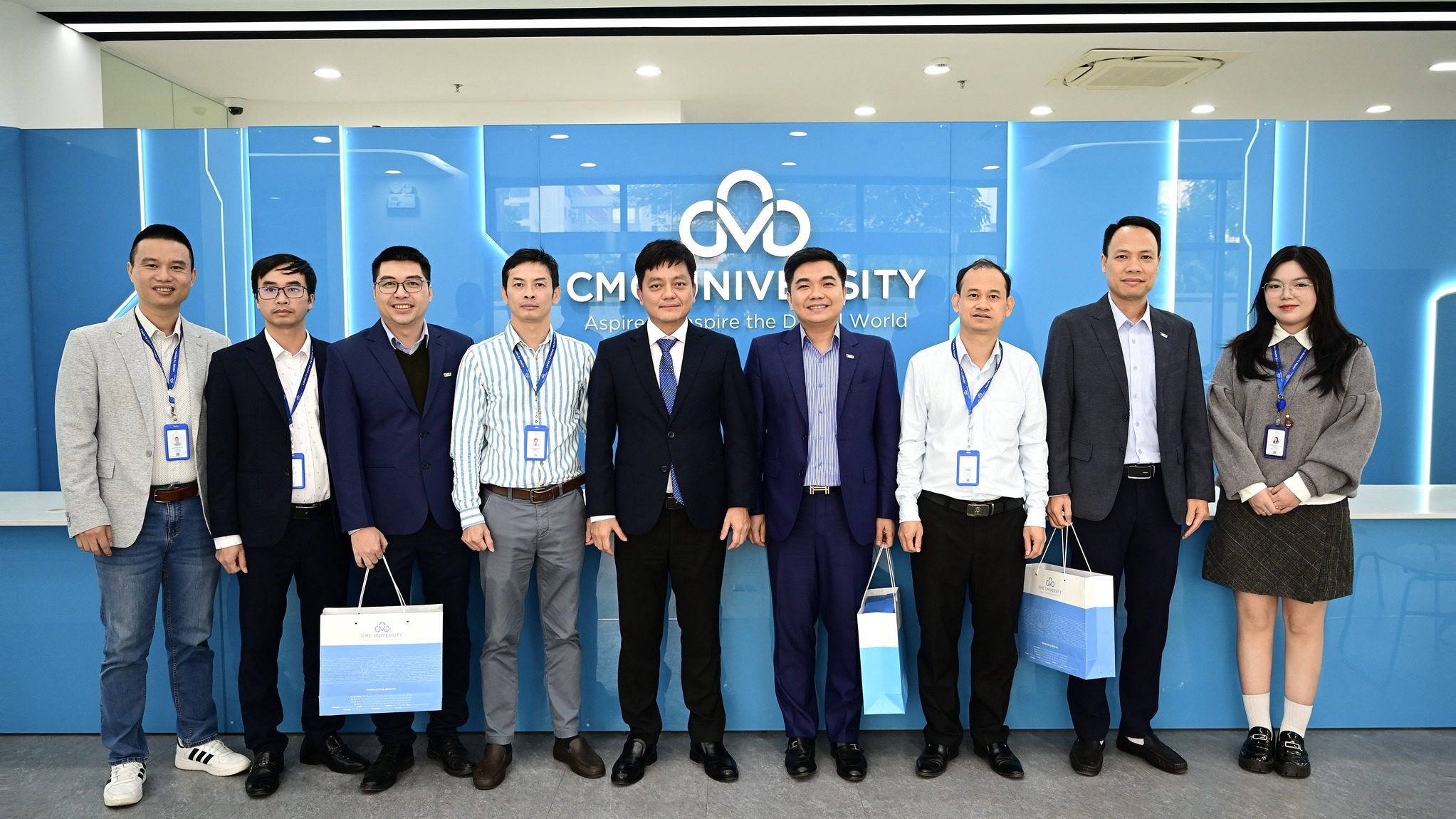 Trường Đại học CMC trao đổi và làm việc với Trường Đại học Thương mại, chia sẻ kinh nghiệm thực tiễn trong triển khai mô hình “AI University”