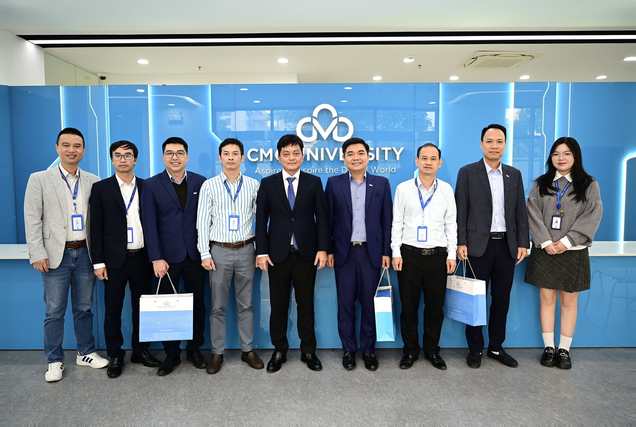 Trường Đại học CMC trao đổi và làm việc với Trường Đại học Thương mại