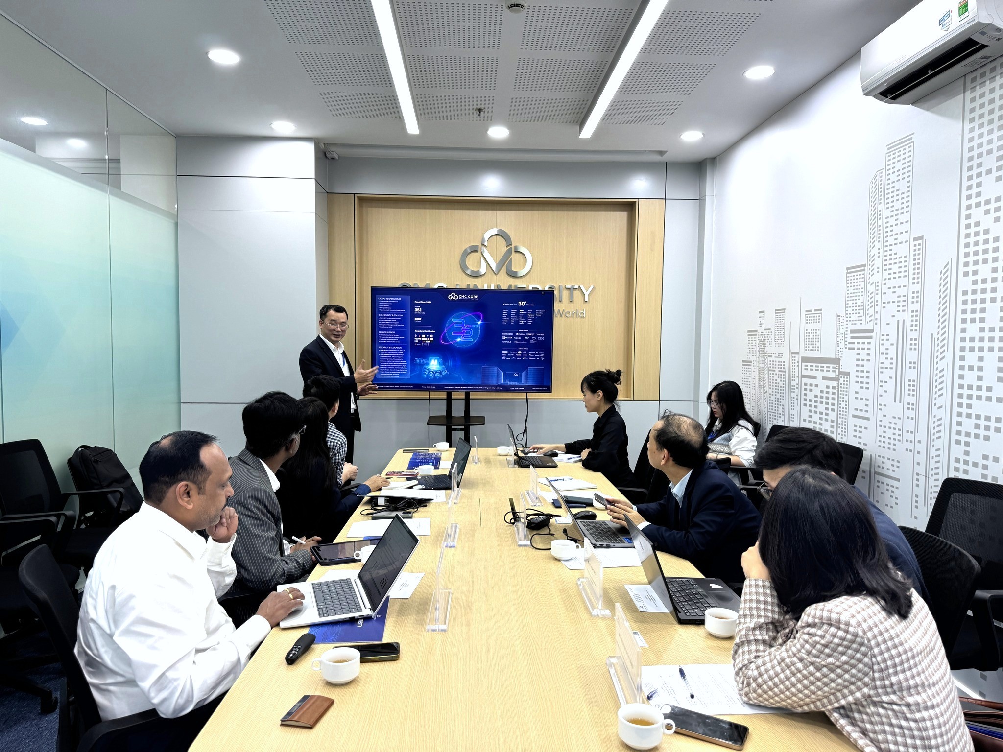 Trường Đại học CMC làm việc với HCLTech và HCL GUVI (Ấn Độ)