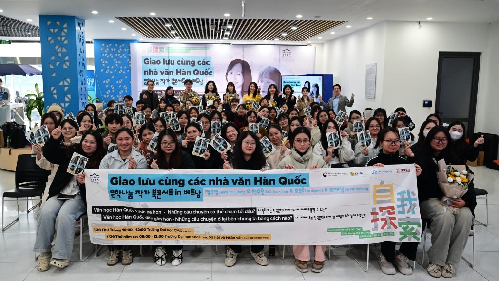 Tăng cường giao lưu văn hóa Việt – Hàn: Trường Đại học CMC tiếp nhận 345 đầu sách văn học Hàn Quốc, bổ sung nguồn học liệu giá trị cho sinh viên